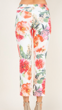 Load image into Gallery viewer, Slim Fit Floral Capri